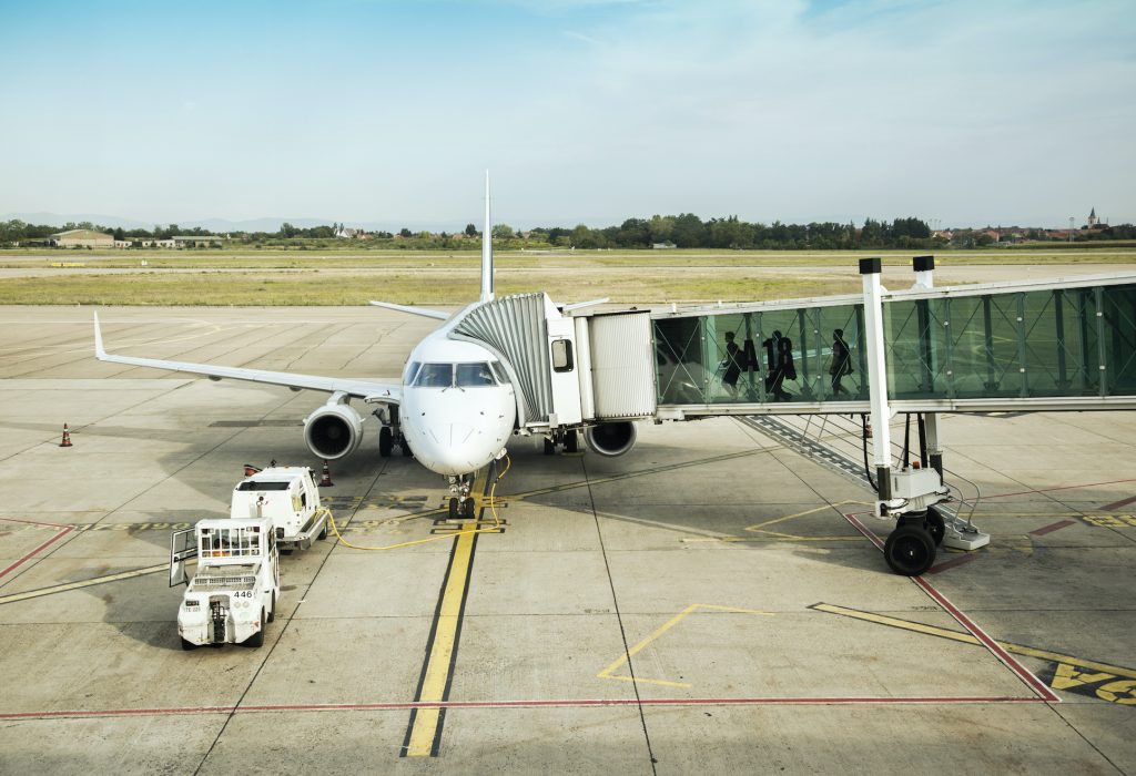 Blog header for article about becoming an airline pilot.