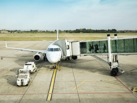 Blog header for article about becoming an airline pilot.